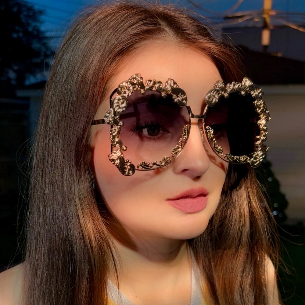 Elegant Gold and Black Women's Sunglasses